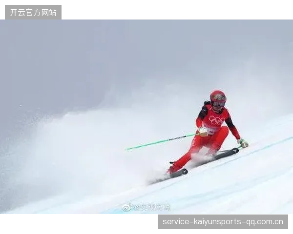 高山滑雪奇迹：撞雪旗后依然优雅滑行，教练都看傻了